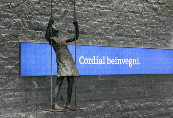 Hinterleuchtete Spannwand Scuol
