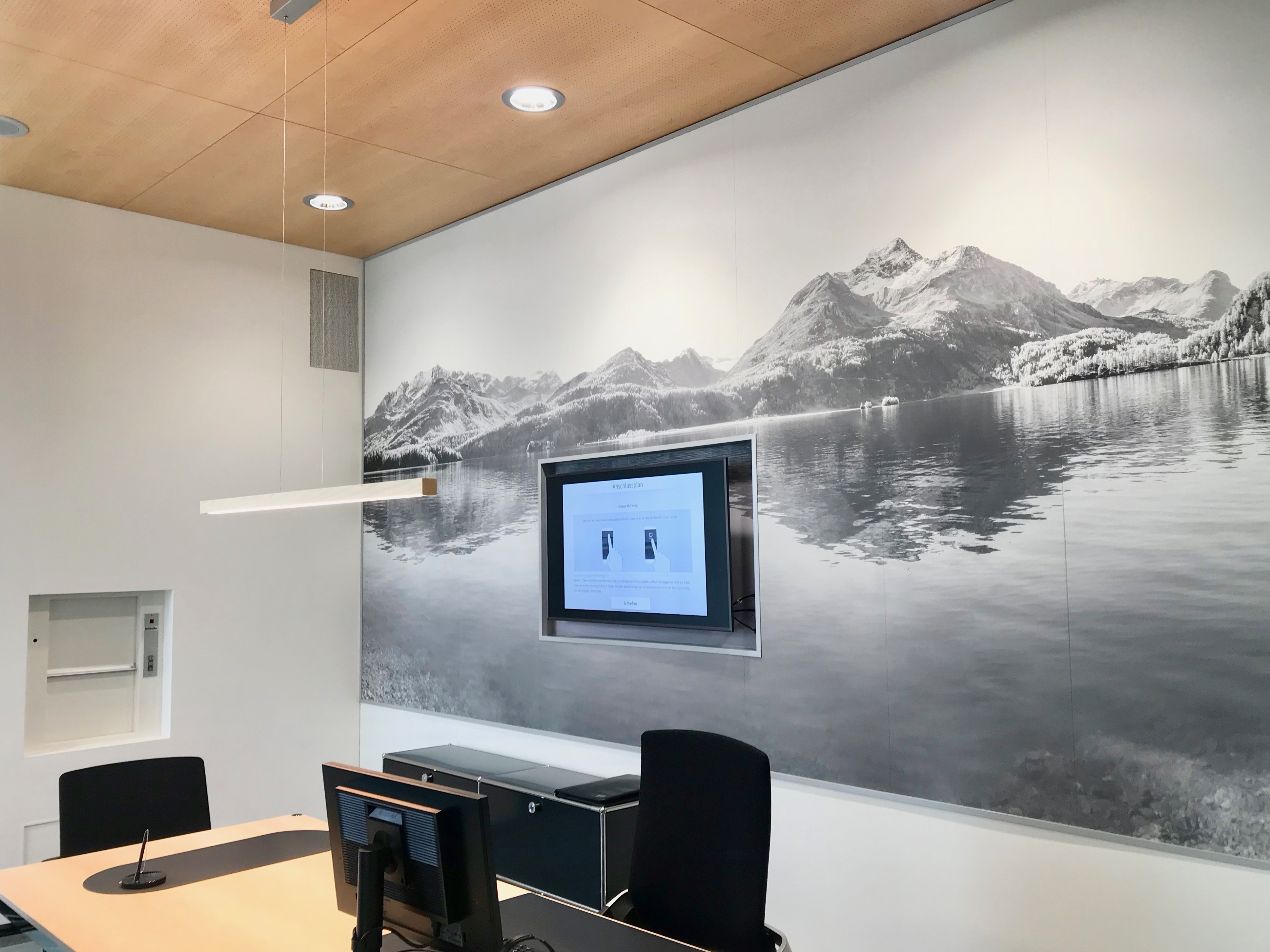 Hinterleuchtete Spannwand und Tapete Thusis